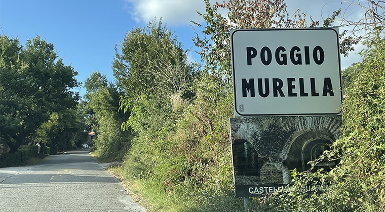 Otro tramo de la ruta con un cartel de Poggio Murella | Foto: Tourinews