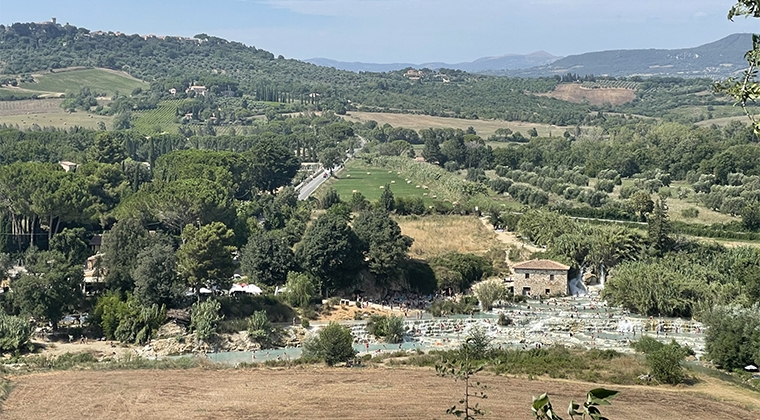 Vista del paisaje toscano con las Cascadas del Molino de Saturnio | Foto: Tourinews