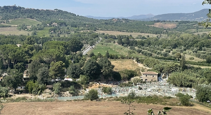 Vista del paisaje toscano con las Cascadas del Molino de Saturnio | Foto: Tourinews