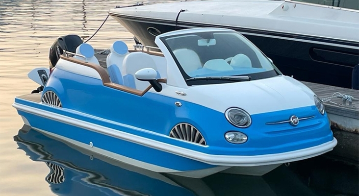Modelo de Fiat 500 Offshore atracado en un muelle deportivo