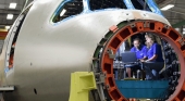 Trabajadores de Spirit AeroSystems en el interior de la cabina inacabada de un avión | Foto: Spirit AeroSystems