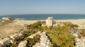 Vista aérea del hotel RIU Oliva Beach Resort sobre las dunas del Parque Natural de Corralejo, en Fuerteventura, con el RIU Palace Tres Islas a la izquierda | Foto: RIU