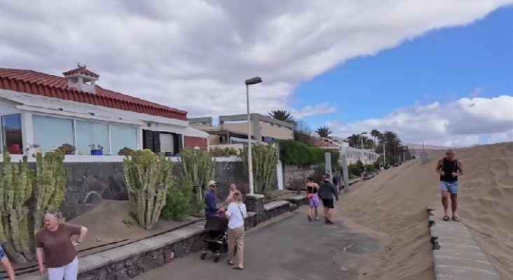 Paseo turístico de Playa del Inglés, en el sur de Gran Canaria, con grandes cantidades de arena | Foto: Captura de vídeo de Ivan Monagas