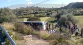 Cuatro heridos, uno muy grave, al caer un autobús del Imserso por un terraplén en Mallorca | Foto: Emergències 112 Illes Balears