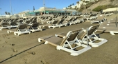 Hamacas sepultadas por la arena en Playa del Inglés (Gran Canaria) Foto Pedro José Franco López