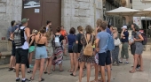 Un grupo de viajeros atiende a las explicaciones de un guía turístico | Foto: Turisme CV
