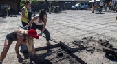 Activistas de Depave quitando baldosas de cemento. Foto: Depave
