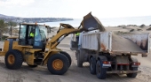 Tractor cargando arena en un camión en Maspalomas (Gran Canaria) | Foto: Ayto. de San Bartolomé de Tirajana