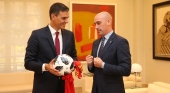 El presidente del Gobierno de España, Pedro Sánchez, y el expresidente de la Real Federación Española de Fútbol (RFEF), Luis Rubiales | Foto: La Moncloa - Gobierno de España (CC BY-NC-ND 2.0)