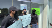 Después de la muerte de un compañero, los conductores de Uber en Cancún exigen seguridad frente a los taxistas | Foto: Vídeo de Luces del Siglo