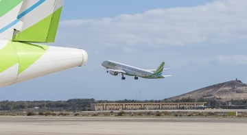 Avión de la compañía en pleno despegue | Foto: Binter