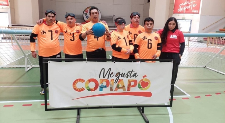 Participantes en evento de Goalball en el desierto de Atacama