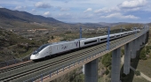 Tren AVE cruzando un viaducto | Foto: Renfe