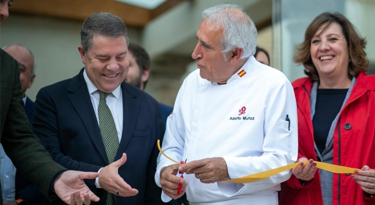 Emiliano García-Page, presidente de Castilla-La Mancha, y el chef Adolfo Muñoz en la presentación del Hotel Cigarral de Santa María | Foto: Gobierno de Castilla-La Mancha