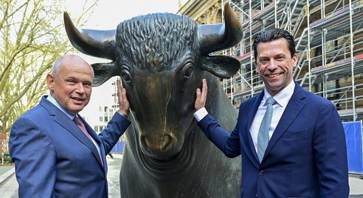 Sebastian Ebel y Mathias Kiep, CEO y CFO de TUI Group, respectivamente, junto a la famosa escultura del toro en la entrada a la Bolsa de Frankfurt (Alemania) | Foto: TUI