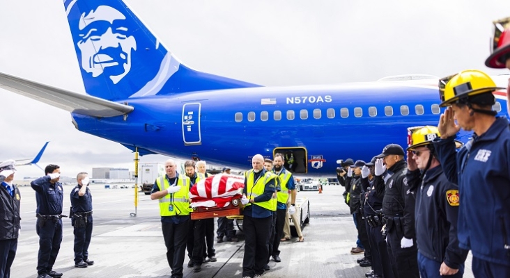 Bomberos, policías y empleados de la aerolínea honraron al fallecido Foto Ingrid Barrentine