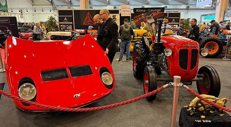 Lamborghini Miura con el capó abierto junto a un tractor de la marca | Foto: Tourinews©