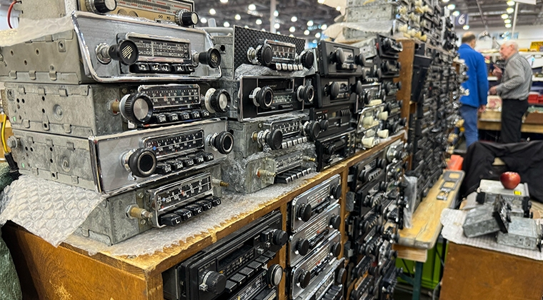 Estand de venta de radios antiguas | Foto: Tourinews©