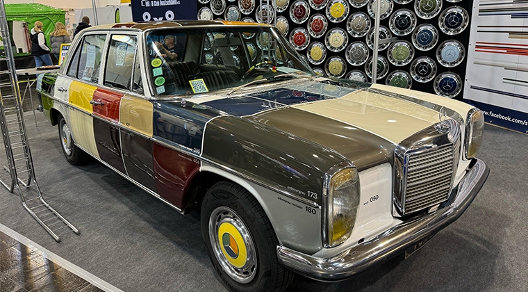 Mercedes-Benz 200 pintado con cada uno de los colores y el código de Pantone con los que se ofrecía en su época | Foto: Tourinews©