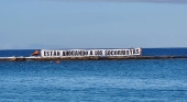 Socorristas de San Bartolomé de Tirajana en protesta en la barrera de la Playa de Las Canteras (Las Palmas de Gran Canaria)