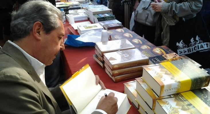 Antonio Cabanas durante una firma de libros Imagen cedida