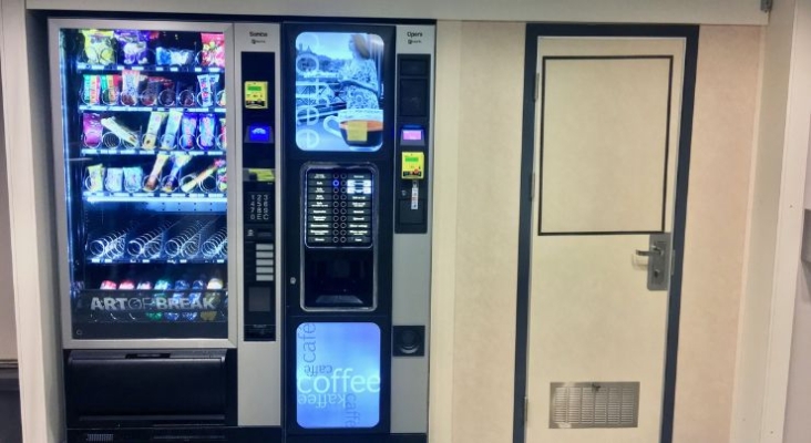 Una joven, en la UCI por tomar un café con insectos de una máquina del aeropuerto de Mallorca | Foto: Wolfmann (CC BY-SA 4.0) Una joven, en la UCI por tomar un café con insectos de una máquina del aeropuerto de Mallorca | Foto: Wolfmann (CC BY-SA 4.0)