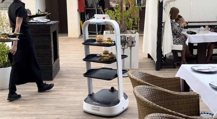 Robot sirviendo platos en el restaurante de un hotel | Foto: ITH