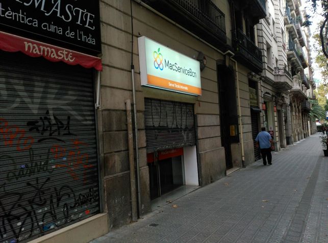 Comercios en las calles de Barcelona. Foto de eldiario.es