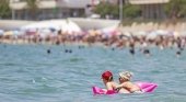 Turistas en la playa de Benidorm.