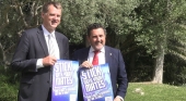 El embajador de Reino Unido en Mallorca, Hugh Elliott, y el alcalde de Calvià (Mallorca), Juan Antonio Amengua, con el cartel de la campaña'Stick with your mates' | Foto: Ayto. de Calvià