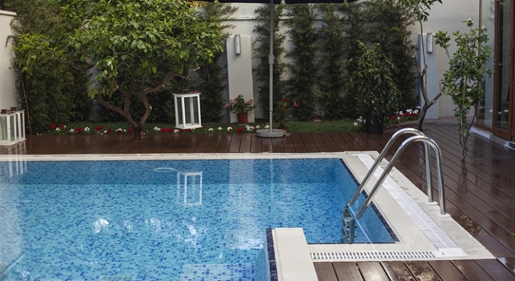 Piscina en una casa privada | Foto: Engin Akyurt (CC)