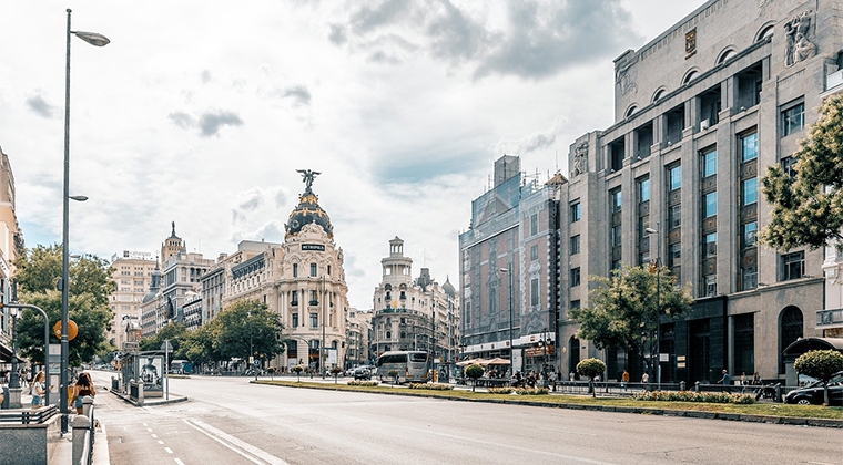 Vista de la calle Alcalá y el comienzo de Gran Vía, al fondo a la derecha | Foto: C1n3ma (CC) Vista de la calle Alcalá y el comienzo de Gran Vía, al fondo a la derecha | Foto: C1n3ma (CC)