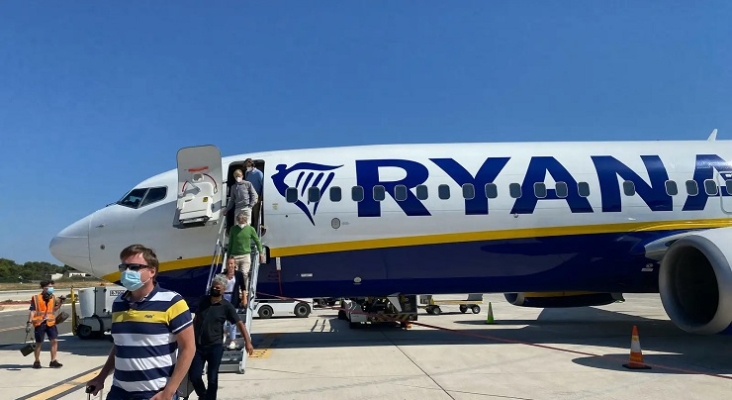 Pasajeros descendiendo de avión de Ryanair Foto Unsplash Pasajeros descendiendo de avión de Ryanair Foto Unsplash