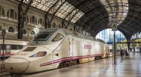 Tren de Renfe en una estación ferroviaria | Foto: Renfe