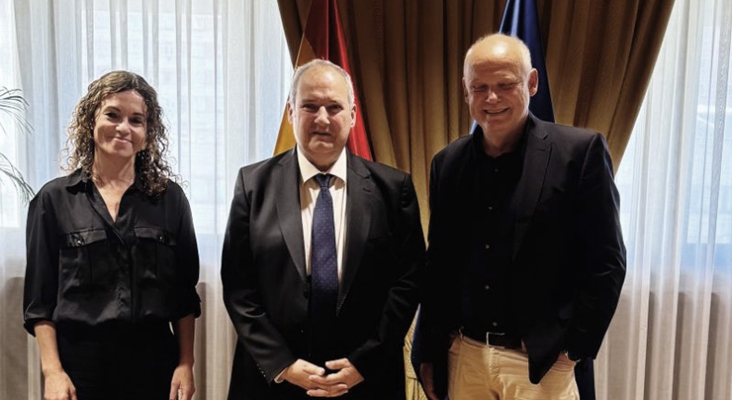 La secretaria de Turismo, Rosario Sánchez; el ministro de Turismo, Jordi Hereu, y el CEO de TUI, Sebastian Ebel